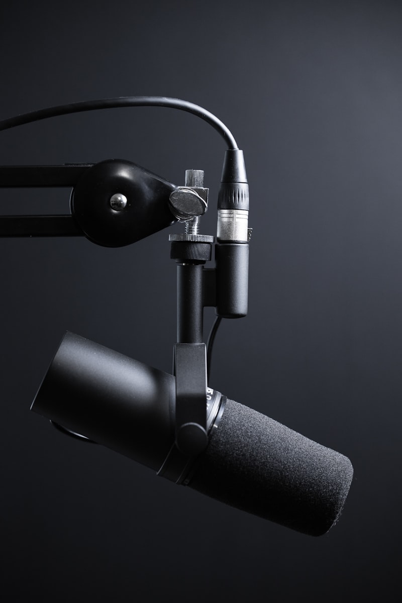 Micrófono de condensador profesional en un estudio de podcast listo para emitir